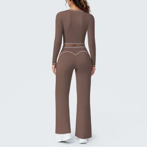 Rückansicht des Damen Yoga Sets mit langen Ärmeln und Schlaghosen mit Kontrastpaspel.