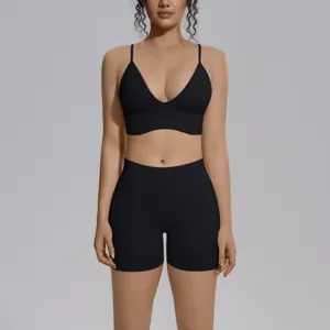 Detalle de la tela del conjunto deportivo negro sin costuras, material elástico transpirable.