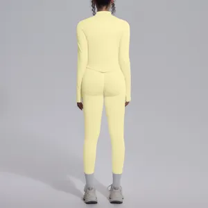 Vista posteriore dettagliata di un set yoga sportivo giallo solido senza cuciture a maniche.