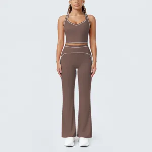 Vue détaillée de l'ensemble de yoga marron à liserés contrastés, débardeur et pantalon.