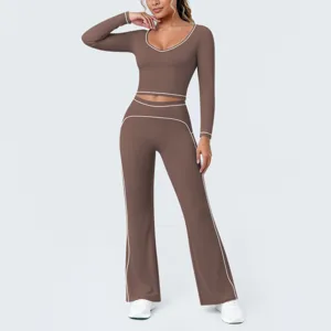 Detailansicht des braunen Langarm-Crop-Tops und Schlag-Yogahosen-Sets mit weissen Paspeln.