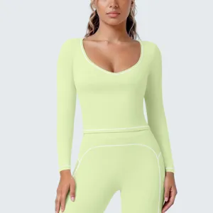 Damen nahtloses Langarm Yoga Oberteil und Leggings Sportbekleidung Set in Hellgrün mit weiß.