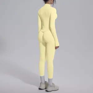 Vista posteriore dettaglio top sportivo aderente giallo chiaro senza cuciture leggings.