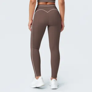 Leggings de yoga marrones de talle alto en detalle, costuras blancas de contraste deporte