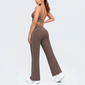 Set yoga marrone a due pezzi con profili a contrasto, reggiseno sportivo e pantaloni.