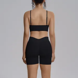Conjunto de yoga deportivo sin costuras, vista trasera muestra top corto y short fitness transpirable.