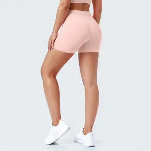 Roze fitness yoga shorts met witte contrasterende bies, hoge taille sportkleding detail.
