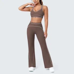 Dettagli del set sportivo marrone con bordatura a contrasto ed elevata elasticità.