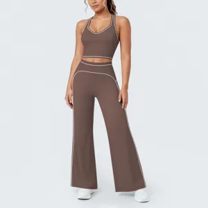 Vue détaillée de l'ensemble de sport marron avec passepoils contrastés et pantalons évasés.