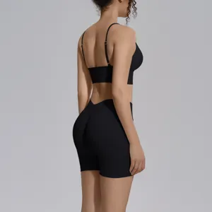 Conjunto deportivo sin costuras liso espalda descubierta sujetador y short detalle.