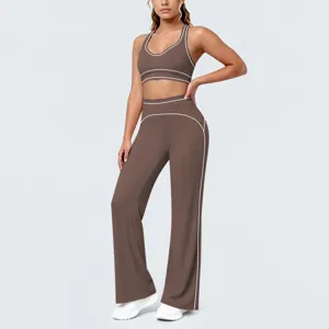 Vista dettagliata del set yoga marrone bicolore con reggiseno sportivo e pantaloni ampi.