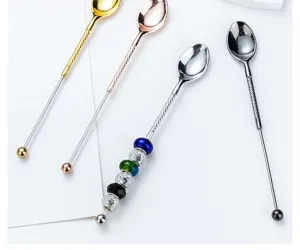 Vista dettagliata di cucchiai fai-da-te con perle, eleganti per caffè e dessert domestici.