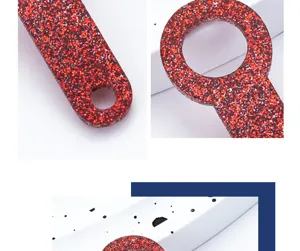 Dettaglio ciondolo per cannnuccia in acrilico glitterato rosso, superficie liscia per accessori 8mm.