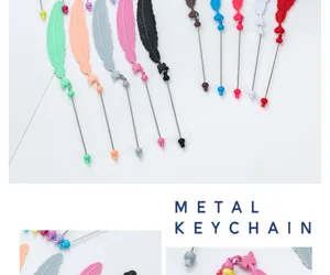 Detailansicht kreativer Kunststoff-Lesezeichen mit Metallstab und Perlen, schicke Seitenmarkierer.