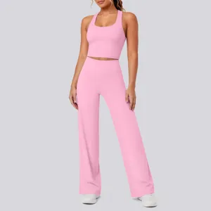Detailansicht des rosa Fitness Yoga Sets für Damen mit Racerback Top und langer Hose.