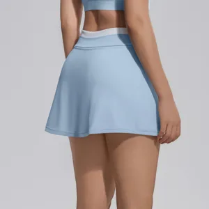 Jupe de tennis de sport bleu clair taille haute avec ceinture côtelée contrastée détail yoga.