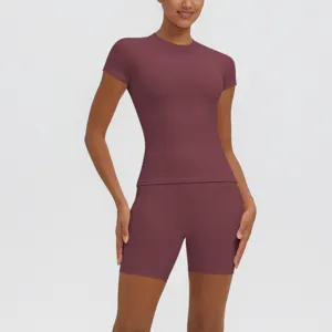 Ensemble de sport yoga respirant pour femme haut à manches courtes et short de cycliste.