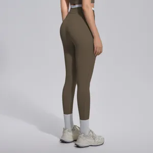 Vue détaillée du legging de yoga taille haute avec coupe flatteuse et extensible.