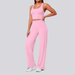 Rosa Yoga Set Detail, mit sportlichem Racerback Tanktop und eleganter Schlaghose.