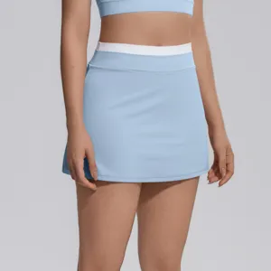 Détail jupe de sport bicolore à taille haute, jupe-short de tennis côtelée avec short intégré.