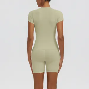 Top de yoga à manches courtes vert sauge et short de sport taille haute slim pour fitness.
