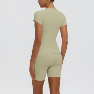 Vue arrière de l'ensemble de sport kaki uni avec haut de yoga respirant et short moulant.
