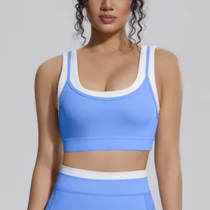 Détail en gros plan du soutien-gorge de sport faux deux pièces à motif côtelé.
