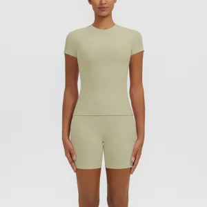 Haut de yoga respirant à manches courtes et short de fitness taille haute pour sport.