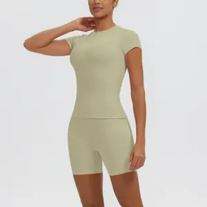 Ensemble de sport respirant avec t-shirt de yoga à manches courtes et short taille haute.