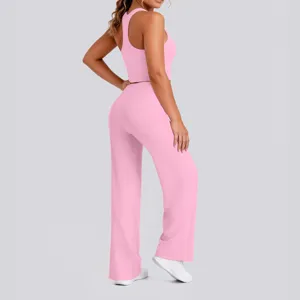 Rosa zweiteiliges Yoga-Set mit Racerback-Sporttanktop und hochtaillierten Hosen.