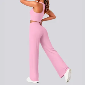Nahaufnahme des pinken Sport-Sets mit Racerback-Sport-BH und stilvollen Yogahosen.