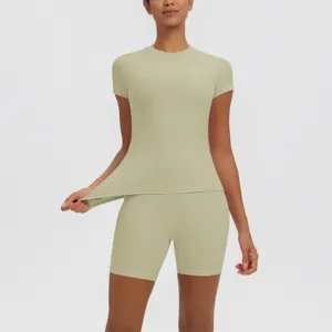 Haut de yoga à manches courtes respirant et short de sport slim taille haute ensemble.