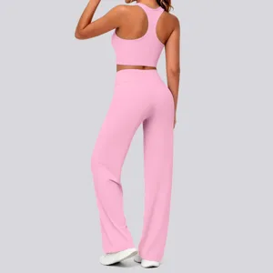 Rosa Racerback Sport-BH und Schlag-Yogahose Rückseite Detail zeigt die nahtlose Passform.