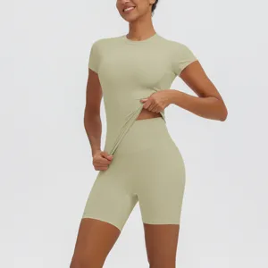 Ensemble de yoga respirant haut court à manches et short taille haute pour sport.