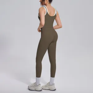 Detailed view of the contrast ribbed tank and high stretch breathable yoga set for gym running.