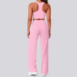 Detailansicht des rosa Sport-Bralettes und der hochtaillierten Yoga-Hose im Set.