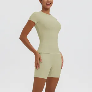 Haut de yoga à manches courtes respirant et short de sport ajusté taille haute.
