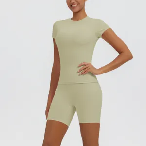 Vue detaillee du haut de yoga respirant a manches courtes et du short taille haute fitness.