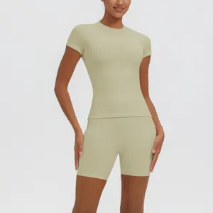 Ensemble de yoga respirant unicolore avec haut à manches courtes et short taille haute.
