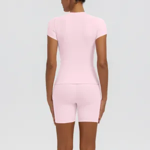 Ensemble de yoga rose respirant avec haut à manches courtes et short taille haute sport.