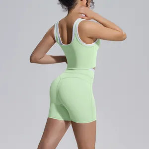 Back detail of light green and white colorblock activewear set, breathable fitness yoga wear.