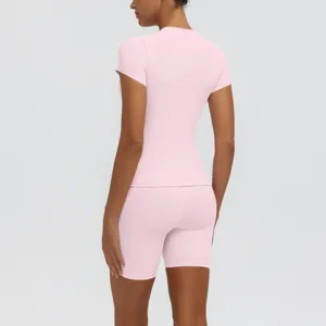 Vue arrière détail du haut rose à manches courtes et du set de yoga short cycliste.