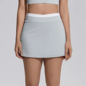 Vue détaillée de la jupe de tennis à taille haute contrastée avec ceinture côtelée yoga.