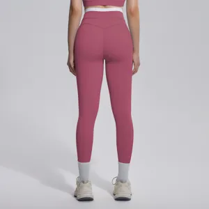 Vue détaillée de leggings de yoga taille haute contrastés, collant de sport en nylon.