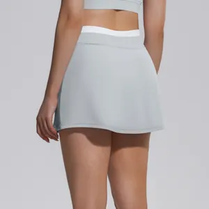 Vue arrière détail de jupe de sport haute, vêtement de yoga gris avec ceinture côtelée blanche.