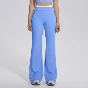 Détail du pantalon de yoga évasé à taille haute et ceinture contrastée stylée.