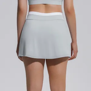 Vue détaillée de jupe de tennis de sport taille haute femme avec ceinture côtelée.
