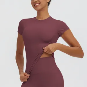 Slim fit short sleeve yoga top detail, stretchy quick dry fabric for sports running fitness.