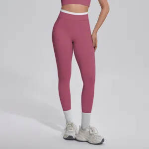 Leggings de yoga taille haute rose avec ceinture contrastée blanche pour le fitness.