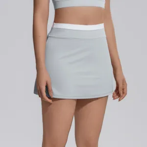 Gros plan sur les détails de la jupe de sport taille haute avec ceinture côtelée blanche.